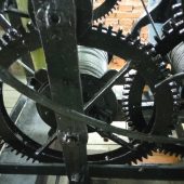 Zabytkowy mechanizm zegara w bramie pałacu branickich