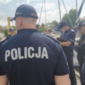 Grupa policjantów nad wodą