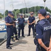 Grupa policjantów nad wodą