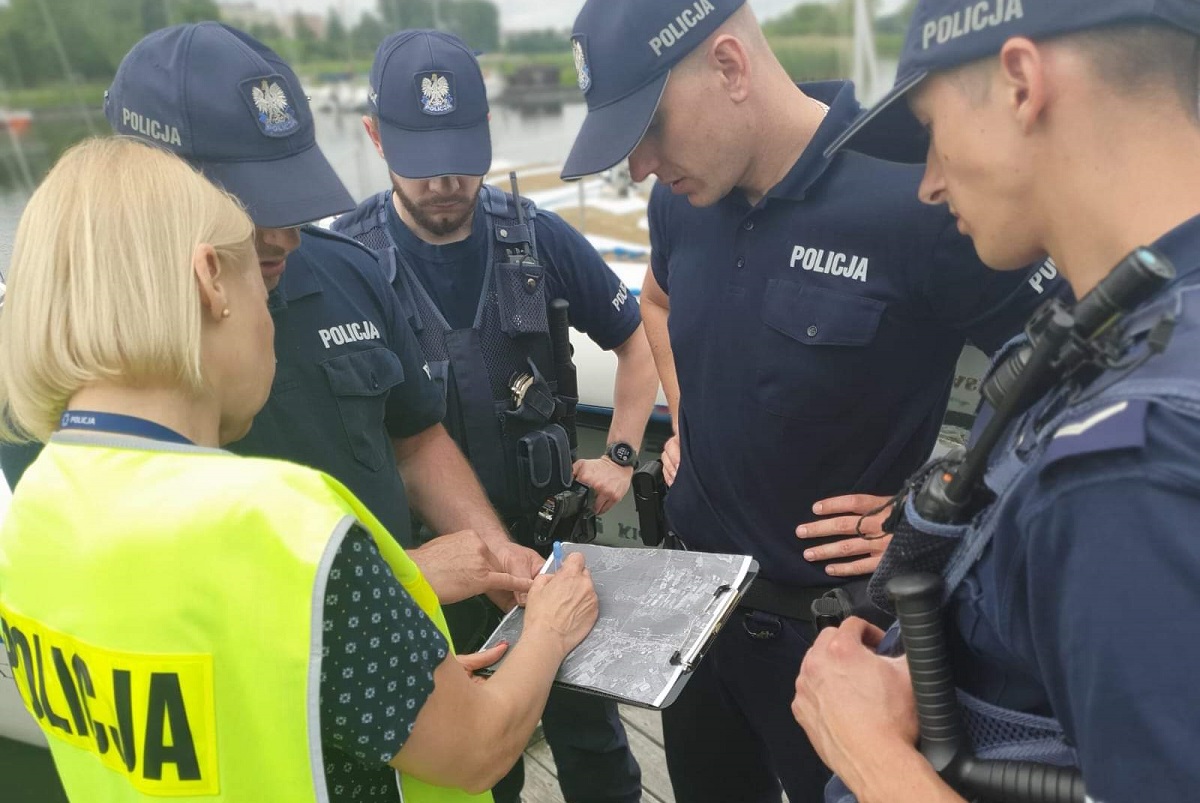 Grupa policjantów nad wodą