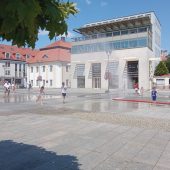 Dzieci bawią się w wodzie z kurtyny wodnej