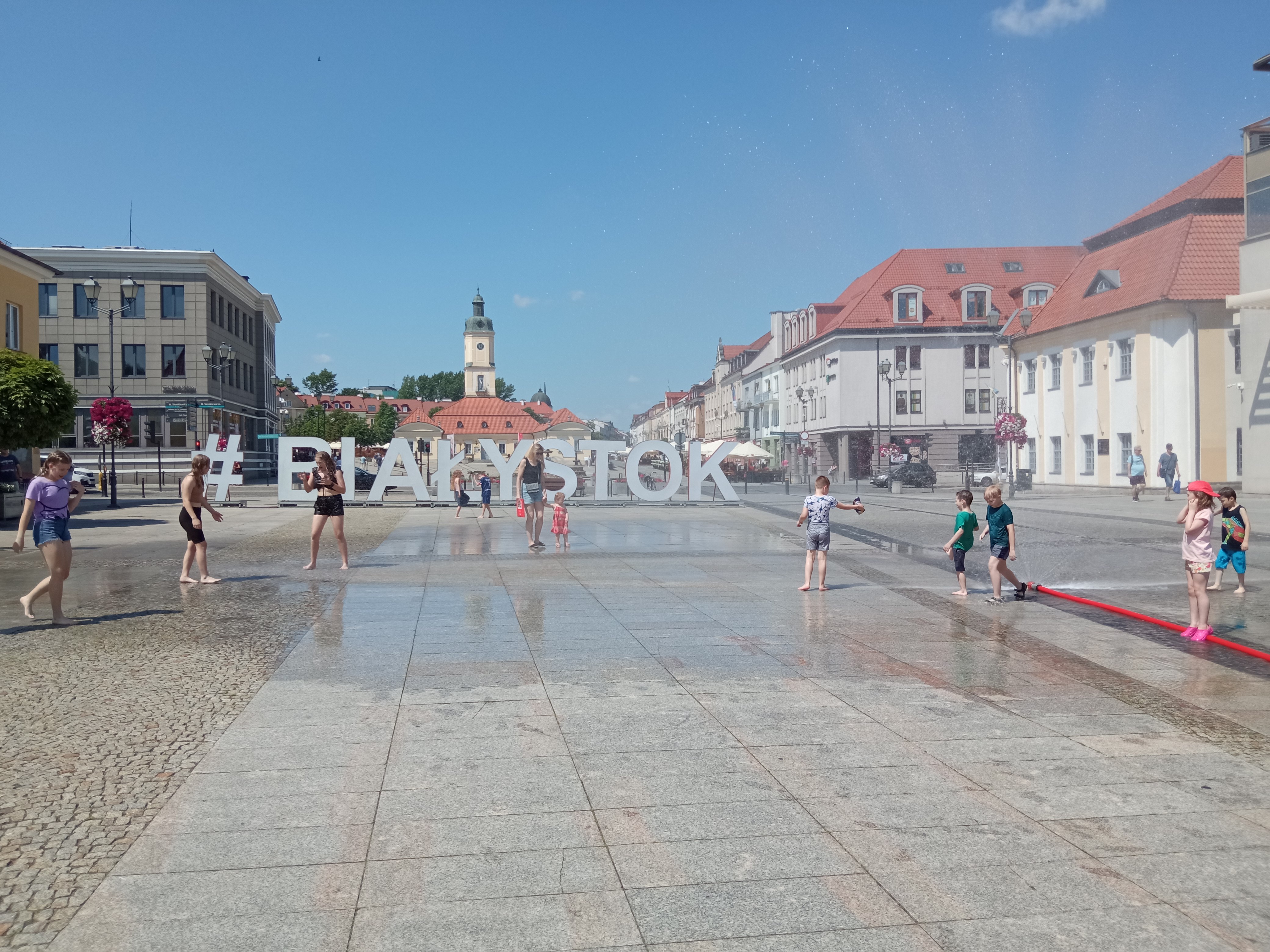Dzieci bawią się w wodzie z kurtyny wodnej