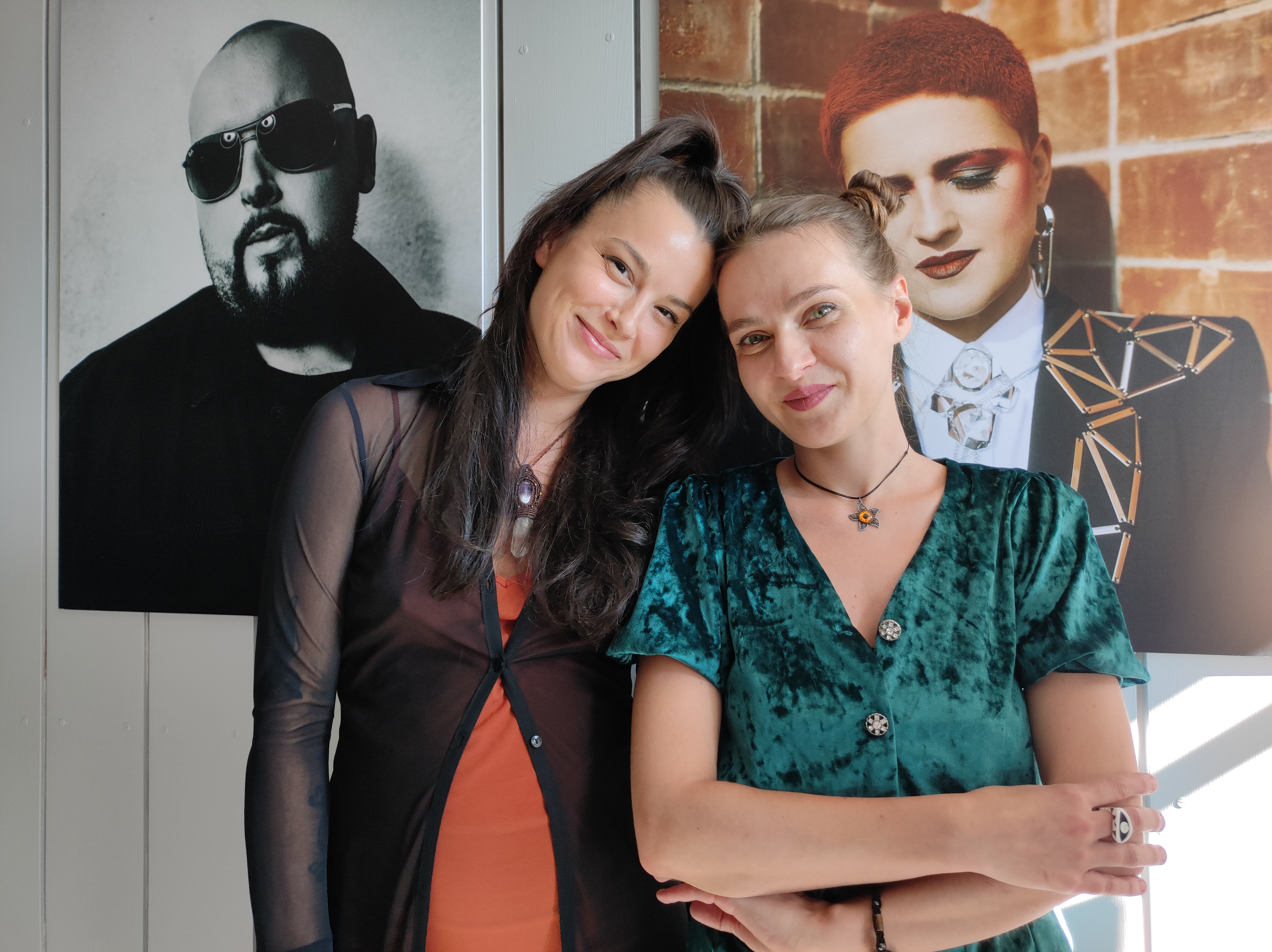 Dwie dziewczyny w radiowym studio