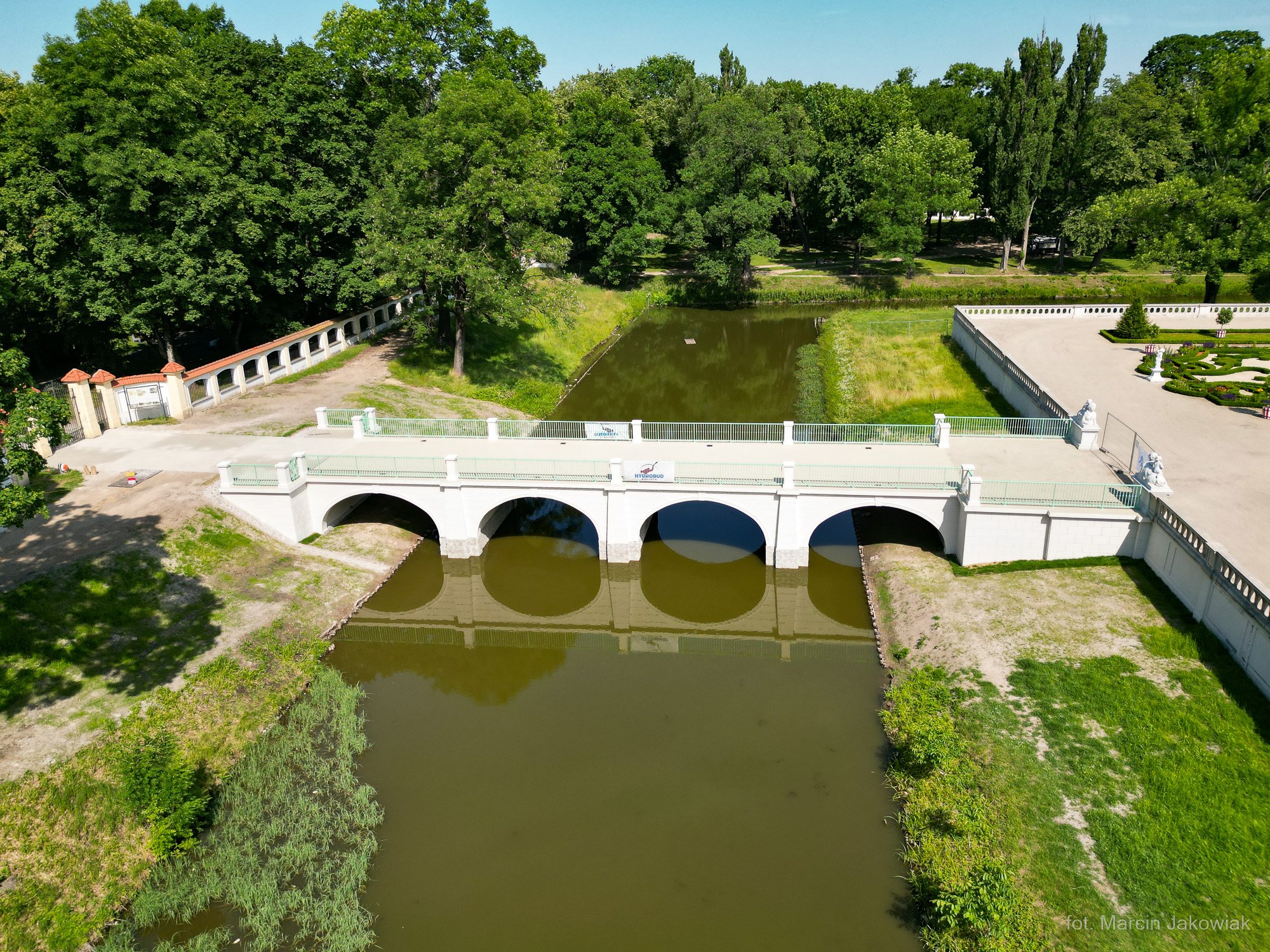 Widok z góry na odnowiony mostek