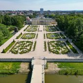 Widok z góry na odnowiony mostek i ogrody Pałacu Branickich