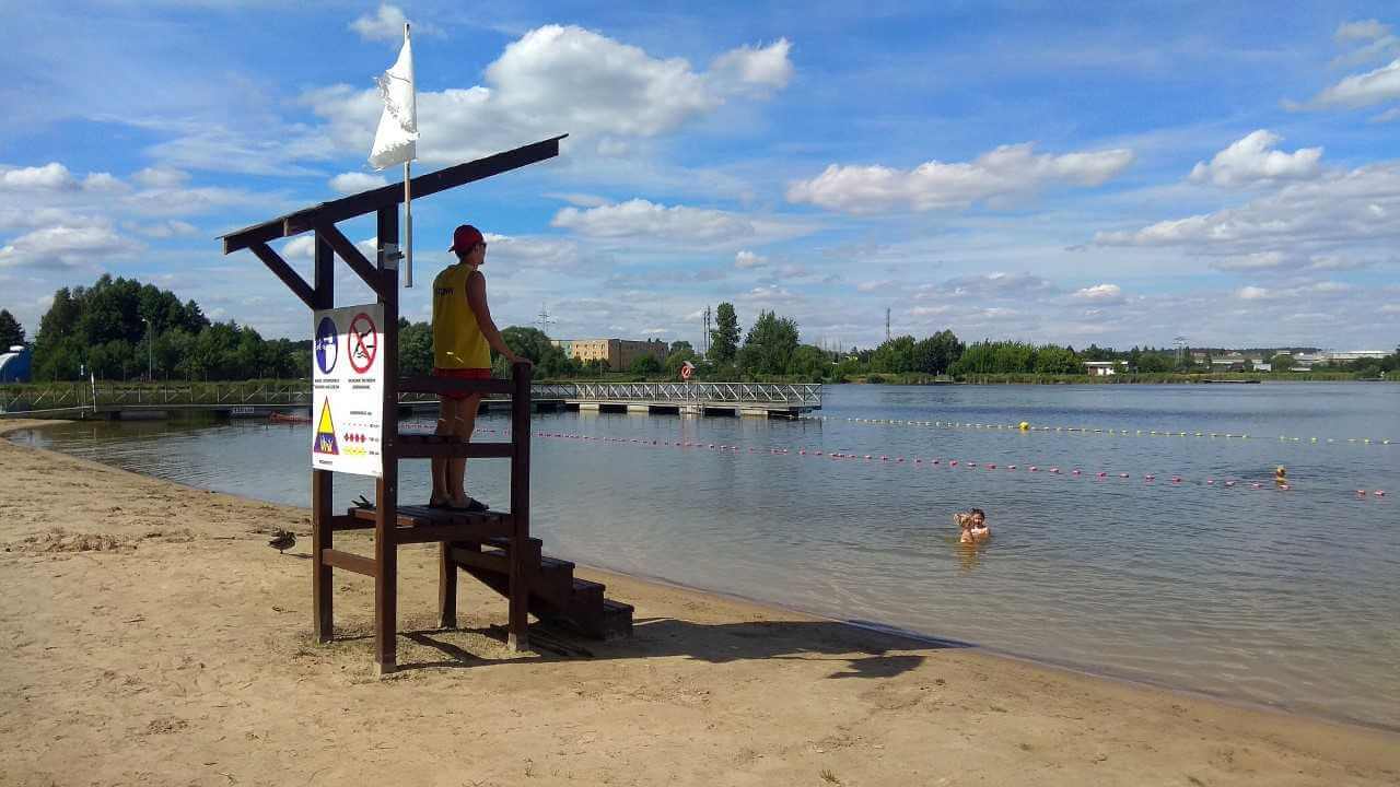 Ratownik obserwuje wodę i plażę