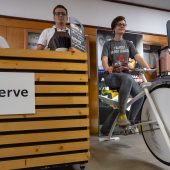 Kobieta testuje rower miksujący smoothie