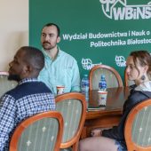 Młodzi naukowcy w sali