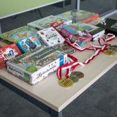 Medale i nagrody leżą na stoliku