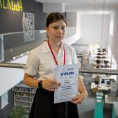 Dziewczynka prezentuje dyplom