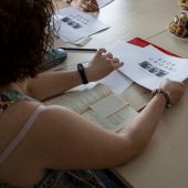 Dziewczynka przy materiałach naukowych i zadaniach