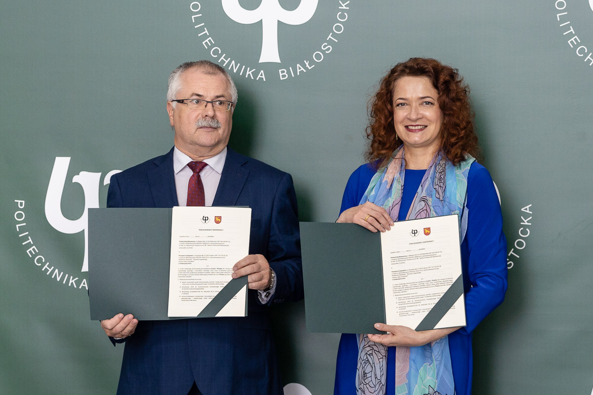 Kobieta i mężczyzna prezentują podpisane dokumenty