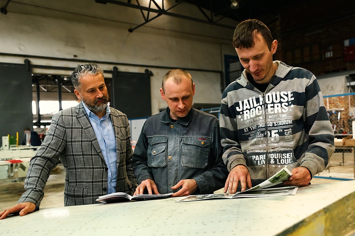 Trzech mężczyzn nad stołem projektowym
