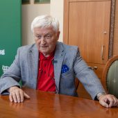 Starszy mężczyzna przy biurku