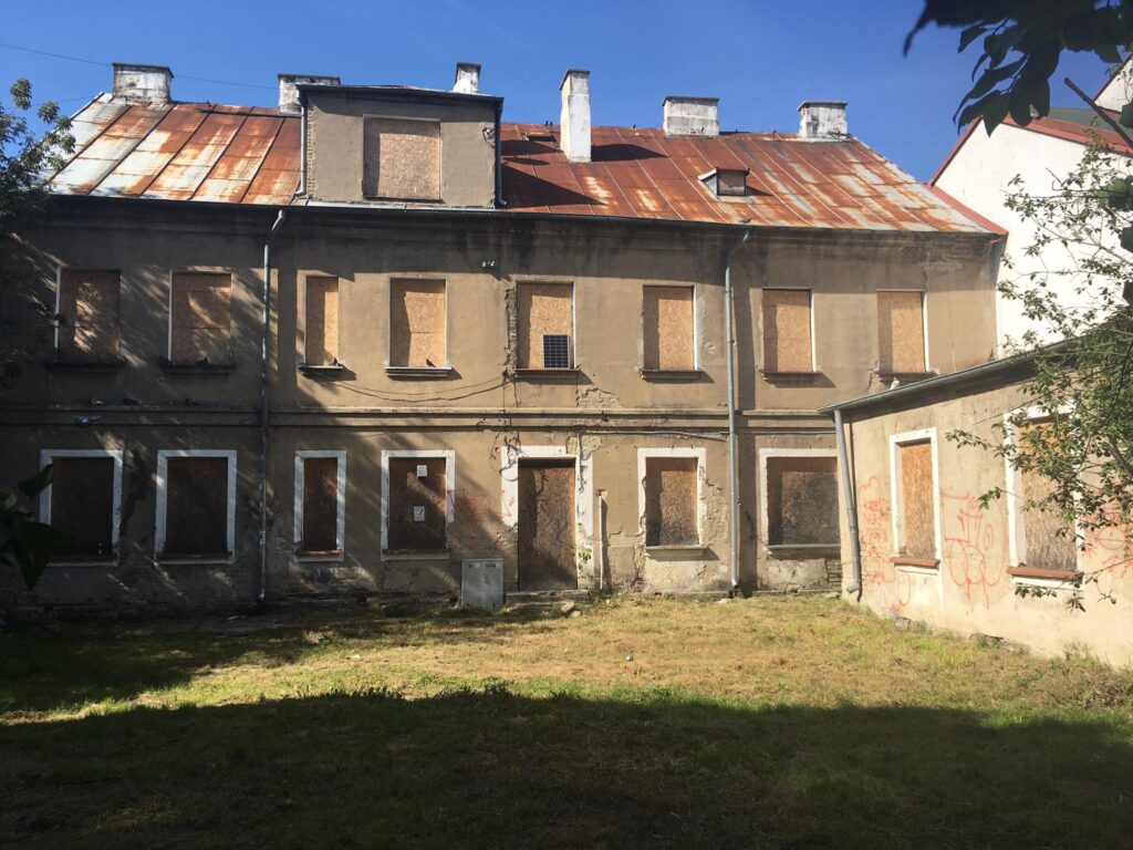 Stara zaniedbana kamienica