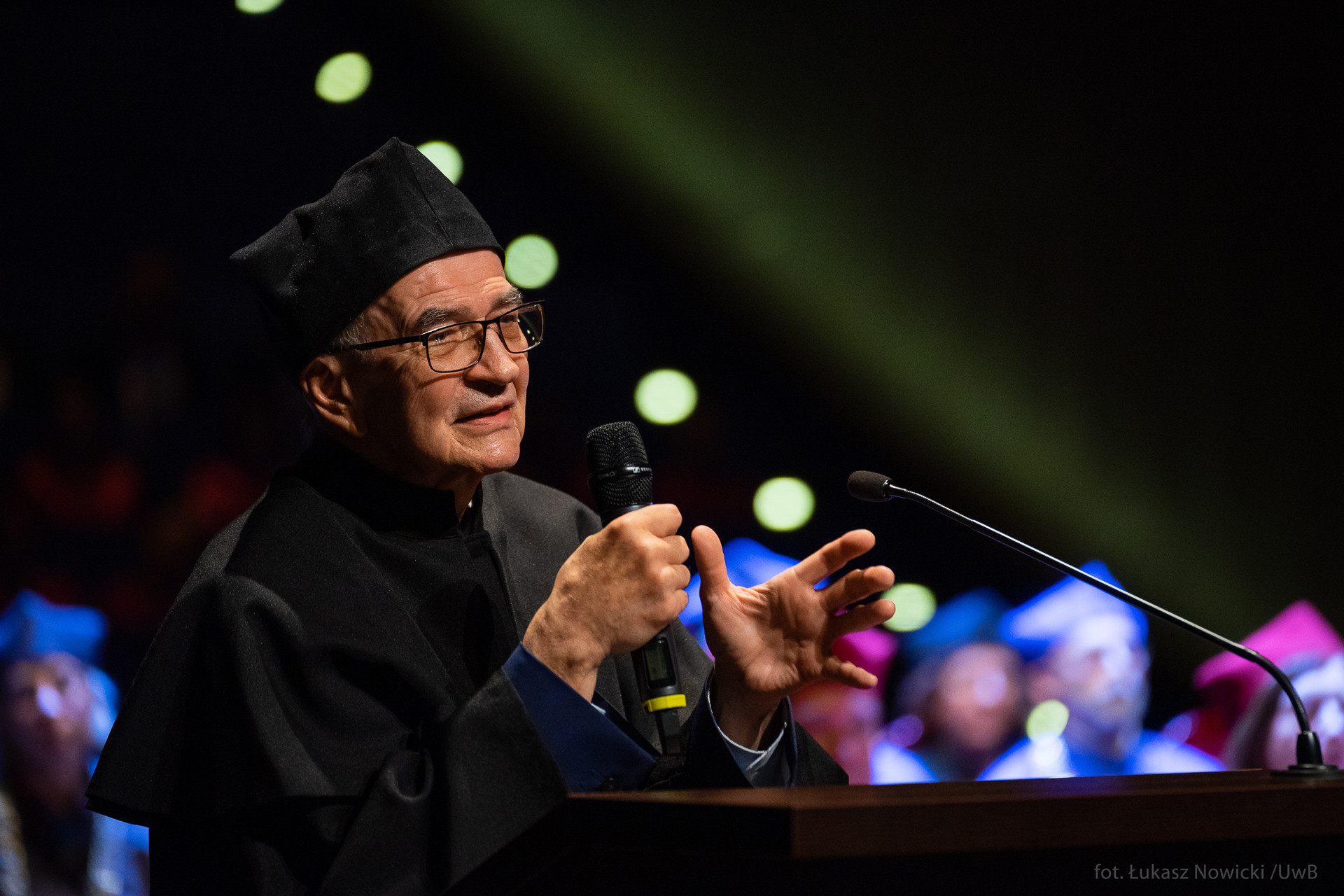 Starszy mężczyzna z czarnej todze