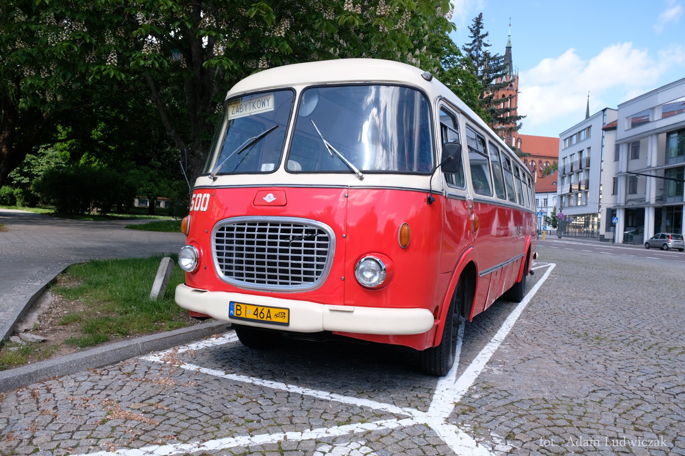 Czerwony zabytkowy autobus