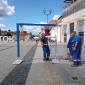 Mężczyźni sprawdzają zamontowane urządzenie