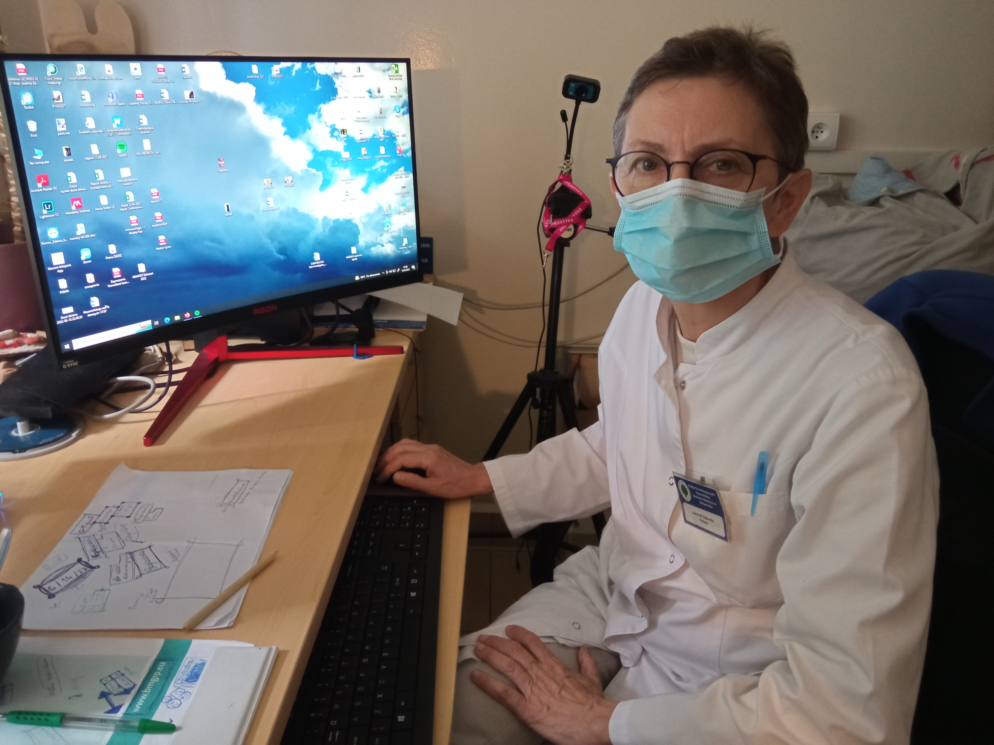 Pani doktor siedzi przy komputerze w gabinecie