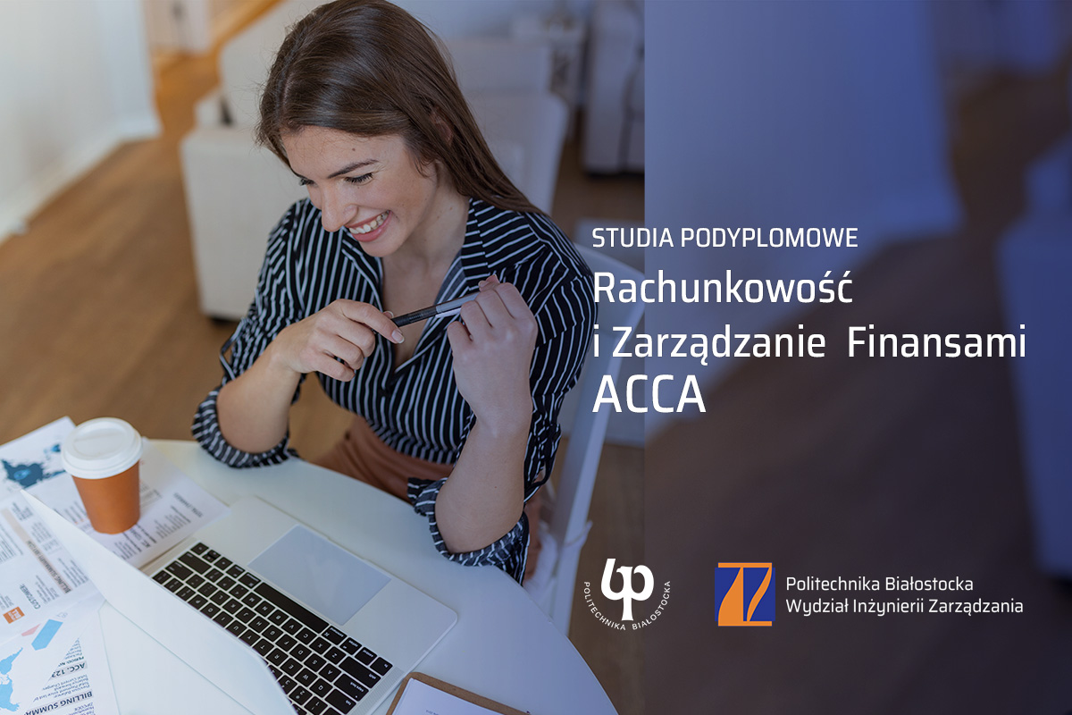 uśmiechnięta dziewczyna siedzi przy biurku z dokumentami