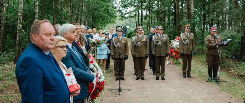 przedstawiciele wojska i władz lokalnych