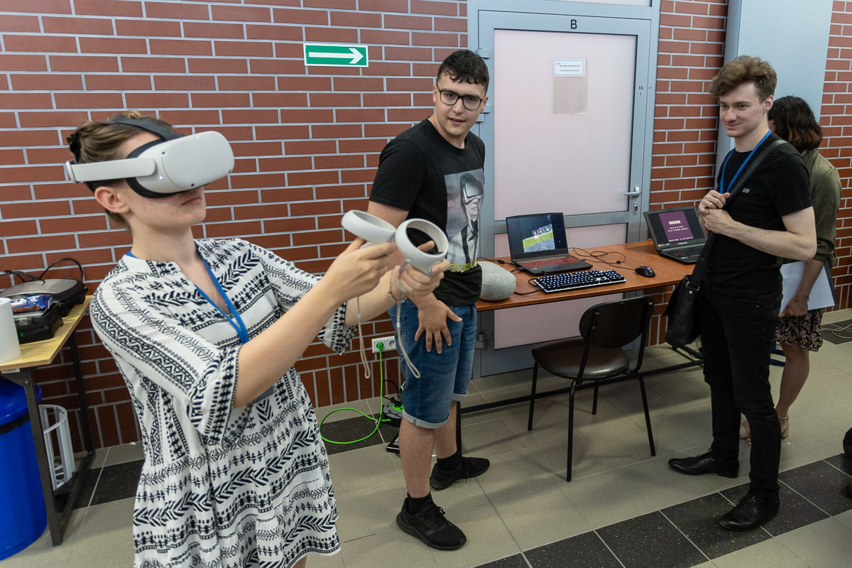 Studenci podczas konkursu programowania gier