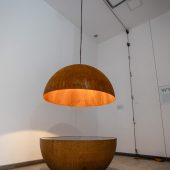 Elementy wystawy Dom - lampa/stolik