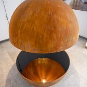 Elementy wystawy Dom - lampa/stolik