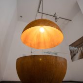 Elementy wystawy Dom - lampa/stolik