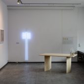 Elementy wystawy Dom - stół, świecznik, lampa