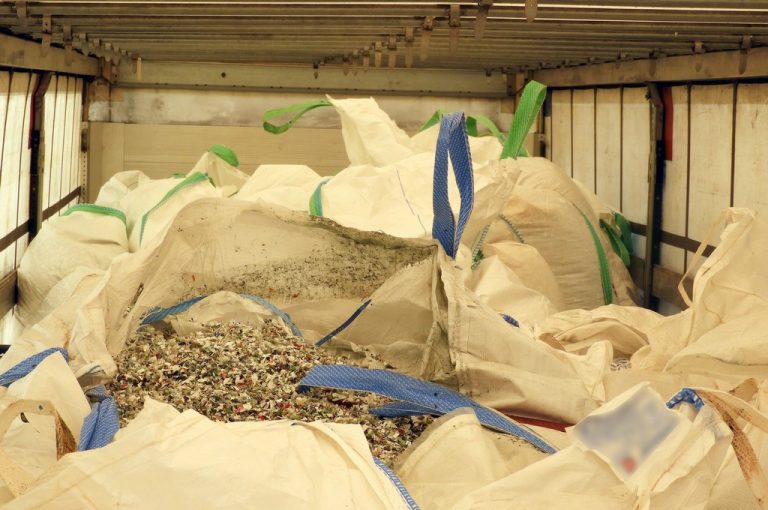 zgniecione plastikowe butelkiw naczepie tira
