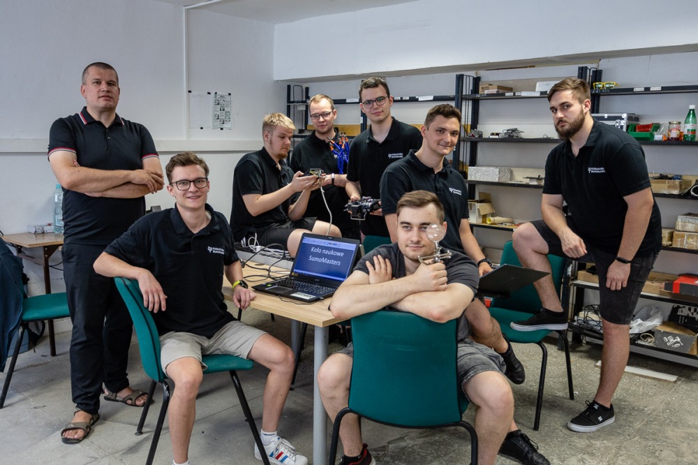 grupa studentów mężczyzni