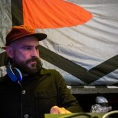 DJ w czerwonej czapce