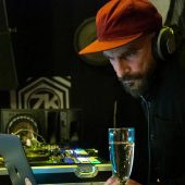 DJ w czerwonej czapce