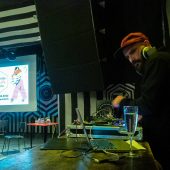 DJ w czerwonej czapce