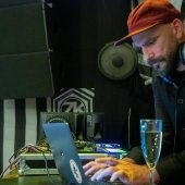 DJ w czerwonej czapce
