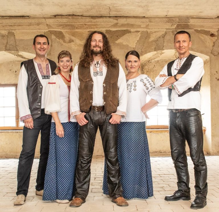 grypa muzyków w strojach ludowych