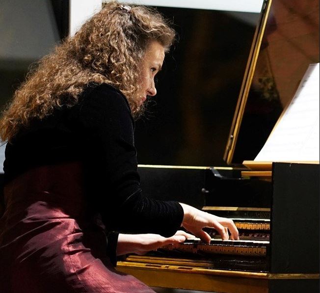 pianistka gra na pianinie