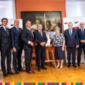 Ludzie stoją na tle wizualizacji muzeum