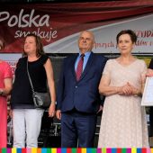 Pięc osób stoi obok siebei na scenie podczas kulinarnego konkursu