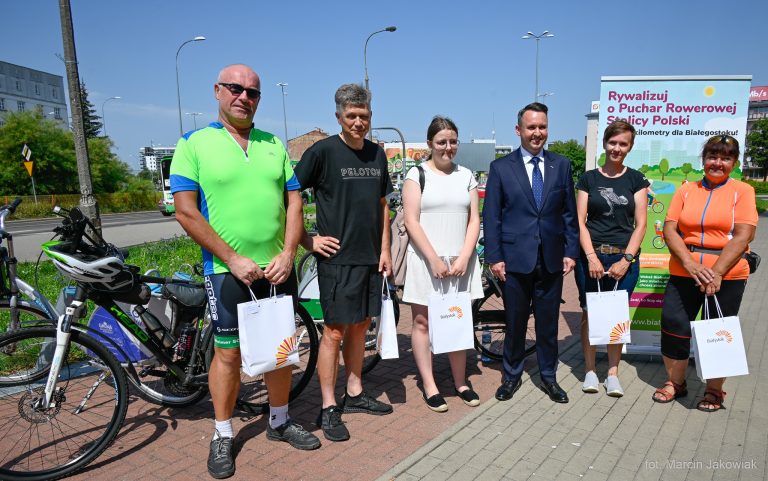 rowerzyści z dyplomami, w tle plakat Rowerowej Stolicy Polski