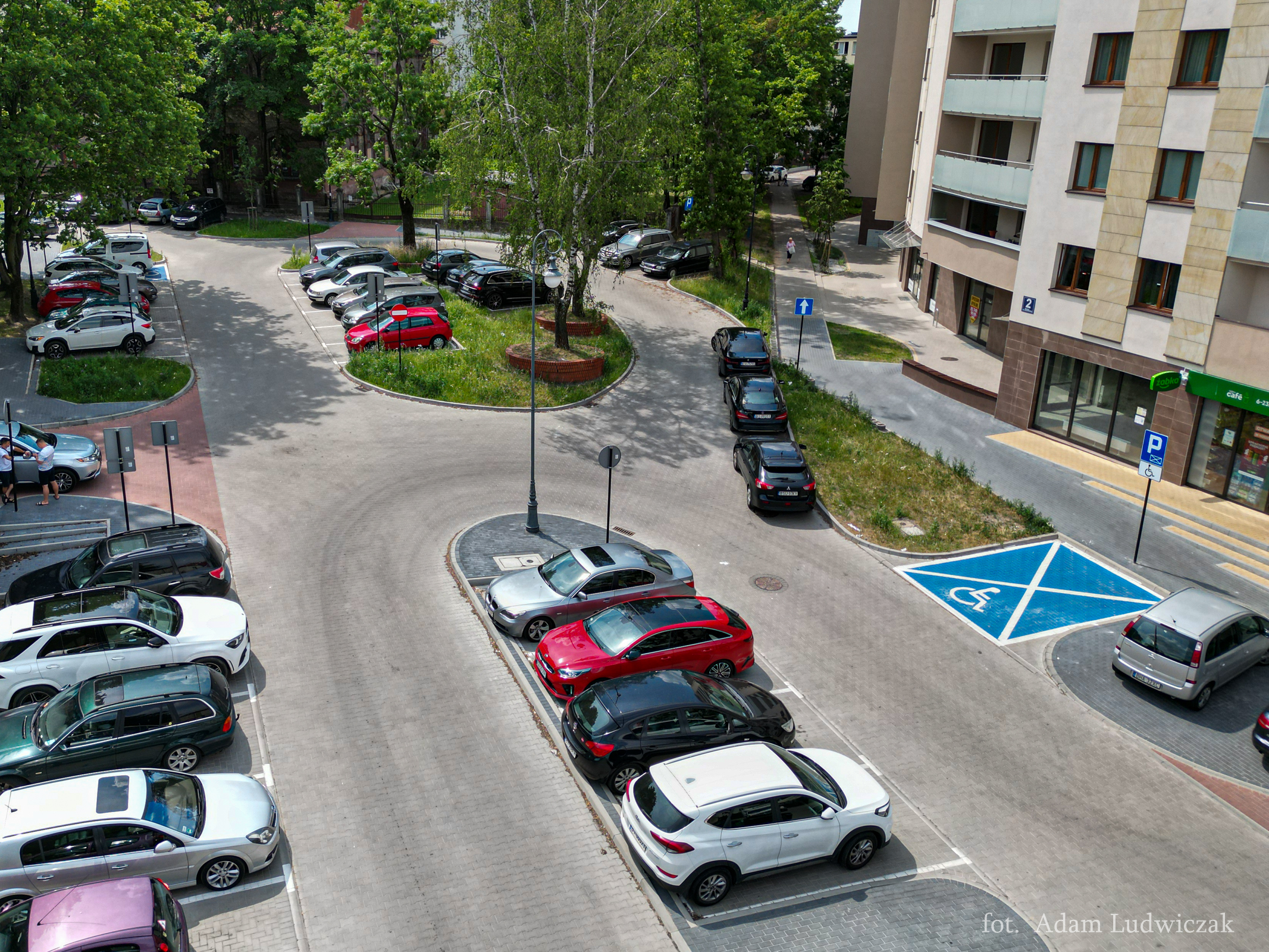 Zaparkowane samochody w bocznej uliczce na miejscach parkingowych