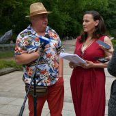 Kobieta i mężczyzna stoją przy mikrofonie