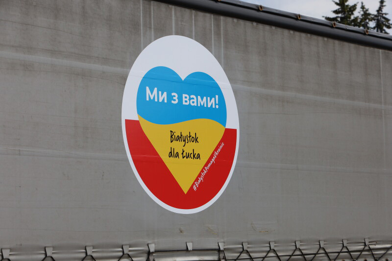 logo na naczepie tira