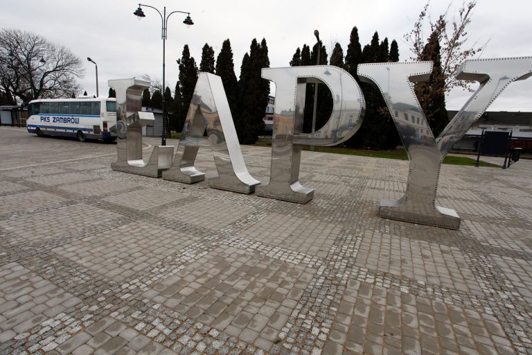wielkoformatowy i przestrzenny napis Łapy
