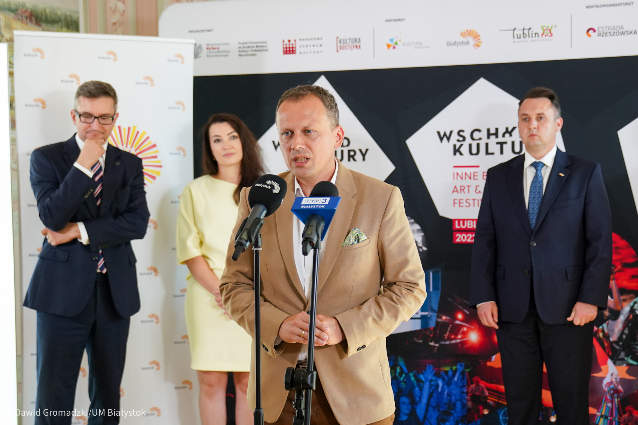 Mężczyzna mówi do mikrofonu