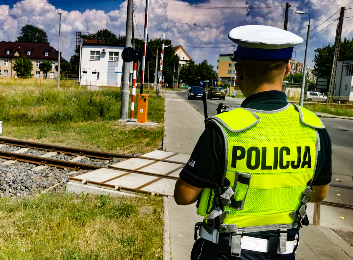 Policjant przy torowisku