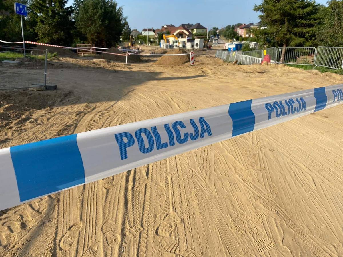 Ogrodzony policyjną taśmą teren budowy