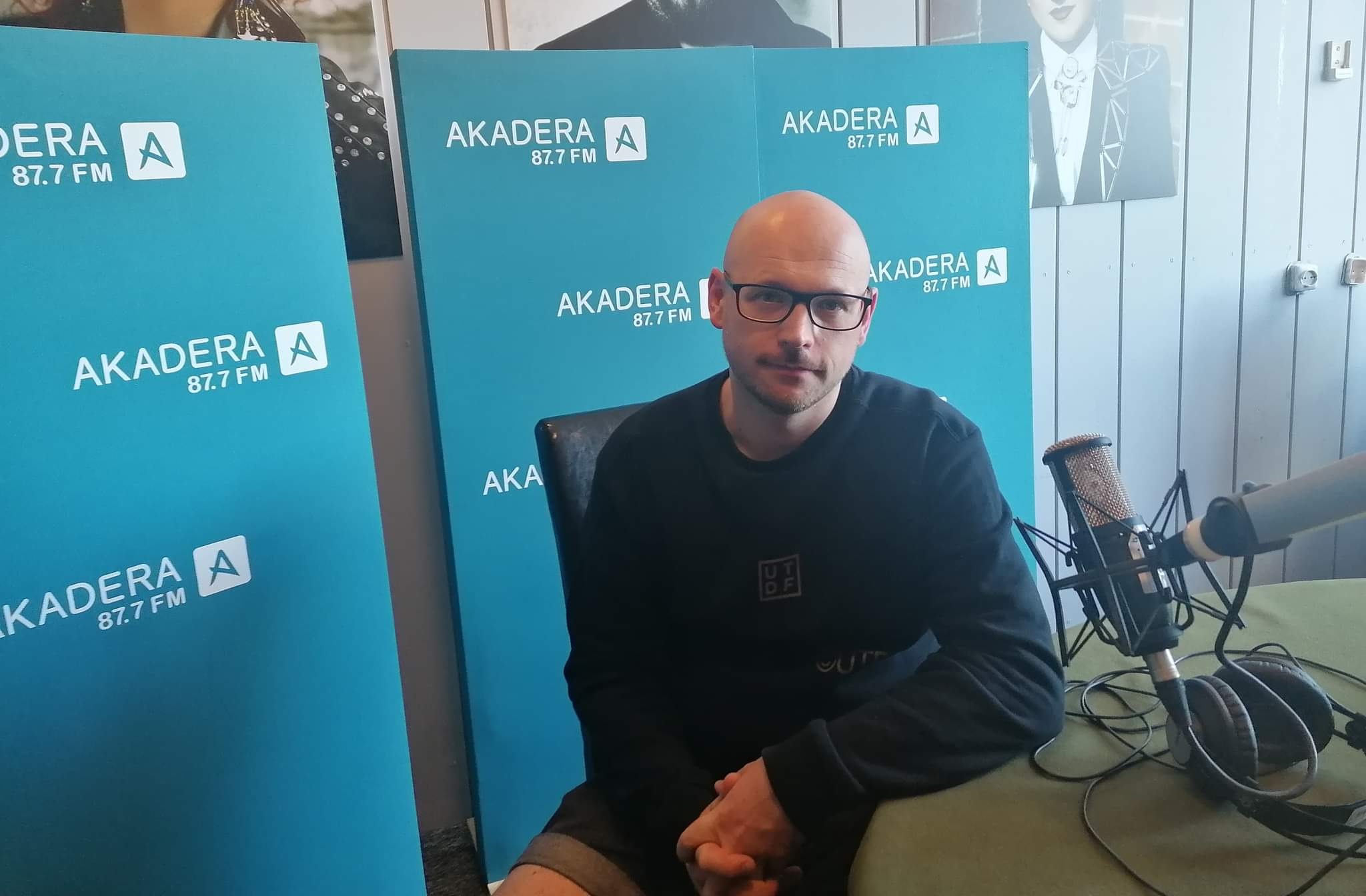 Mężczyzna w radiowym studio