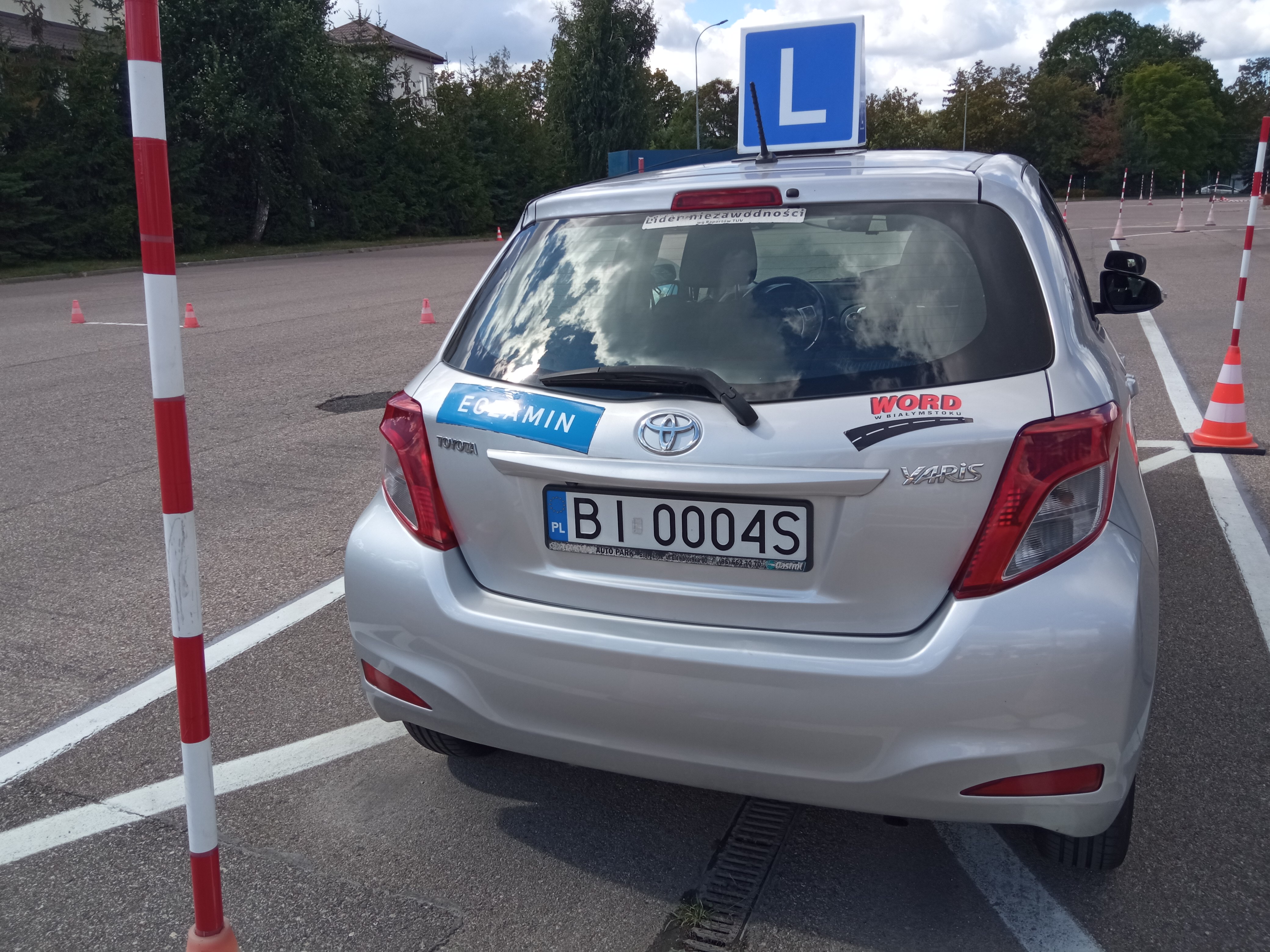 Samochód nauki jazdy stoi na placu